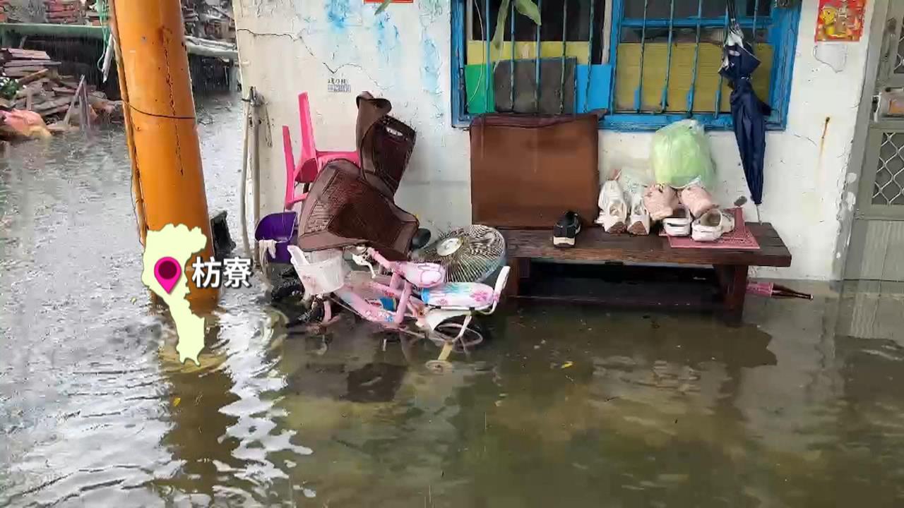 雨勢狂炸屏東！多處淹成汪洋「民宅泡水」　拖板車撞變電箱搶修卡關