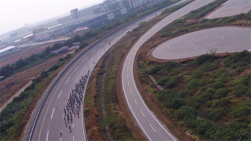 車輛測試中心變自行車賽道 三千車友騎聚競速