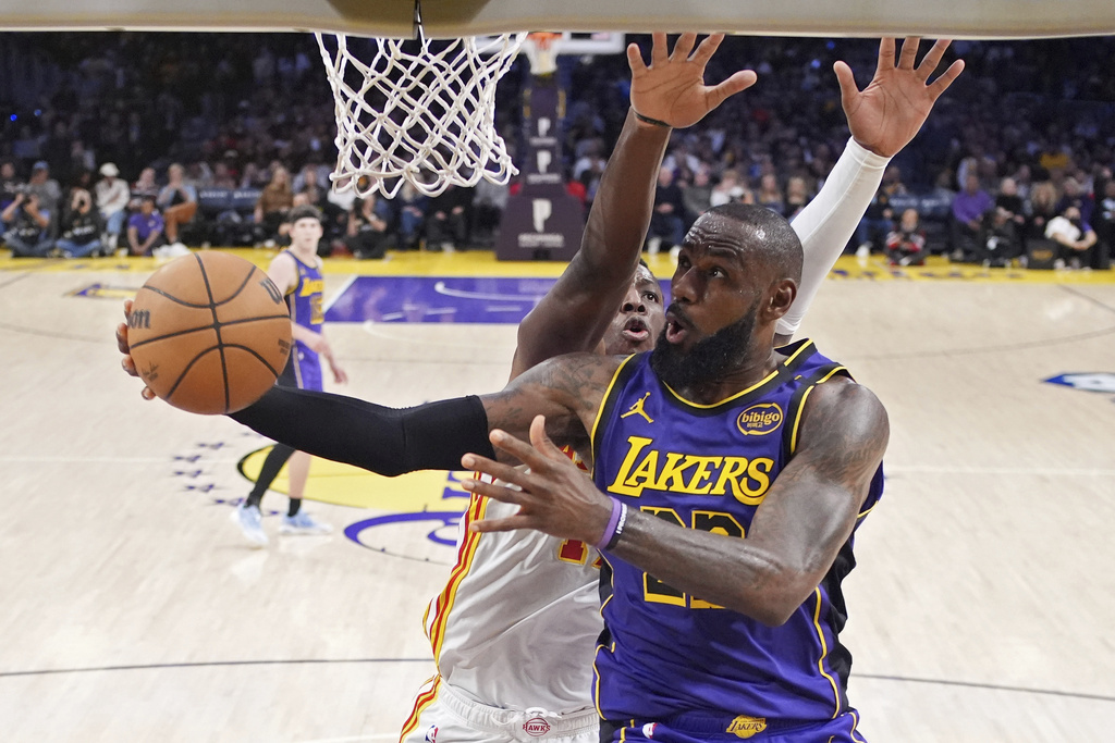NBA(影)／詹皇剛過40歲生日再創新紀錄！生涯563場至少進帳30分史上第一