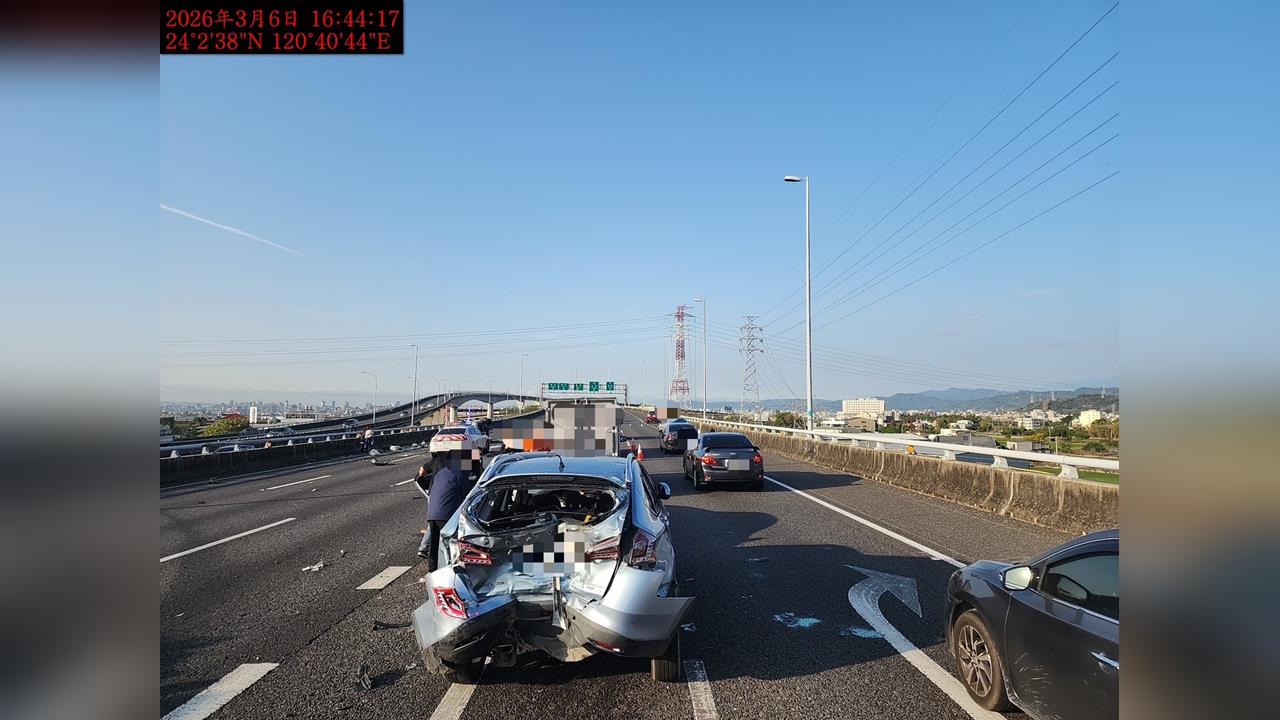 快新聞／車殼碎片噴滿地！國3小貨車遭追撞後「側翻」釀6傷　6車連環撞畫面曝