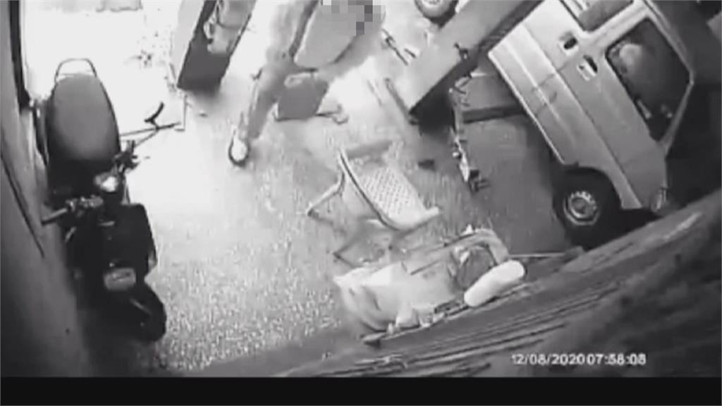 板橋人注意！男子持鑰匙闖公寓隨機開門 被住戶當場抓包