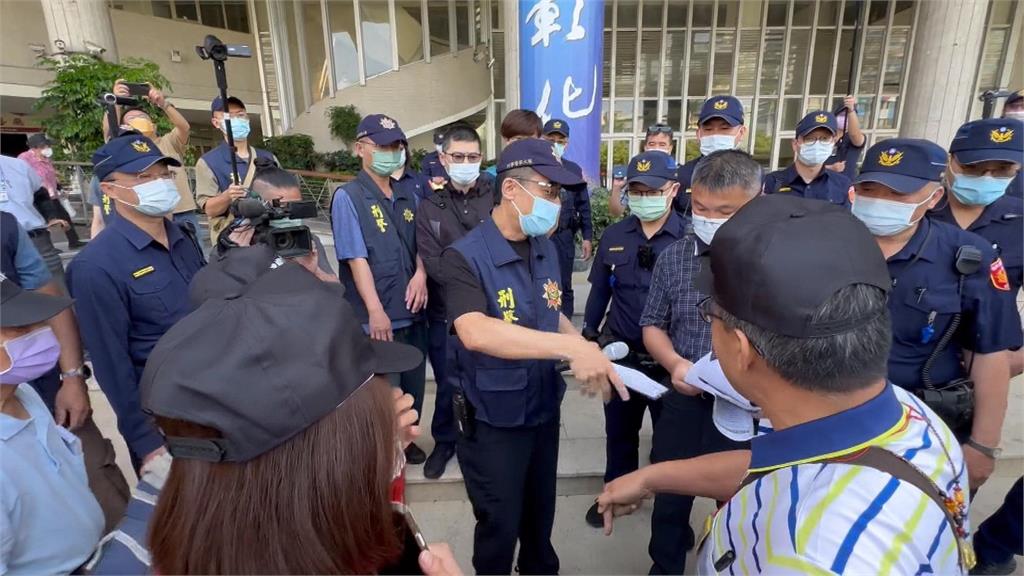 彰化縣府前抗議潭墘國小停招 疑情緒激動村長心臟病發倒地