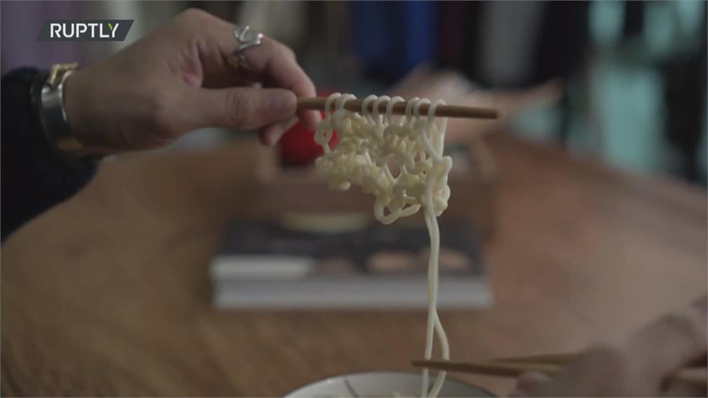 技巧了得！編織專家把筷子當棒針　麵條當毛線　織成像圍巾