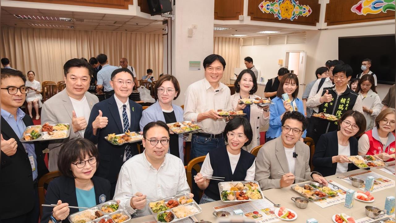 快新聞／免費不是天花板！蘇巧慧揪綠營參選人「開箱營養午餐」：挺學生吃好