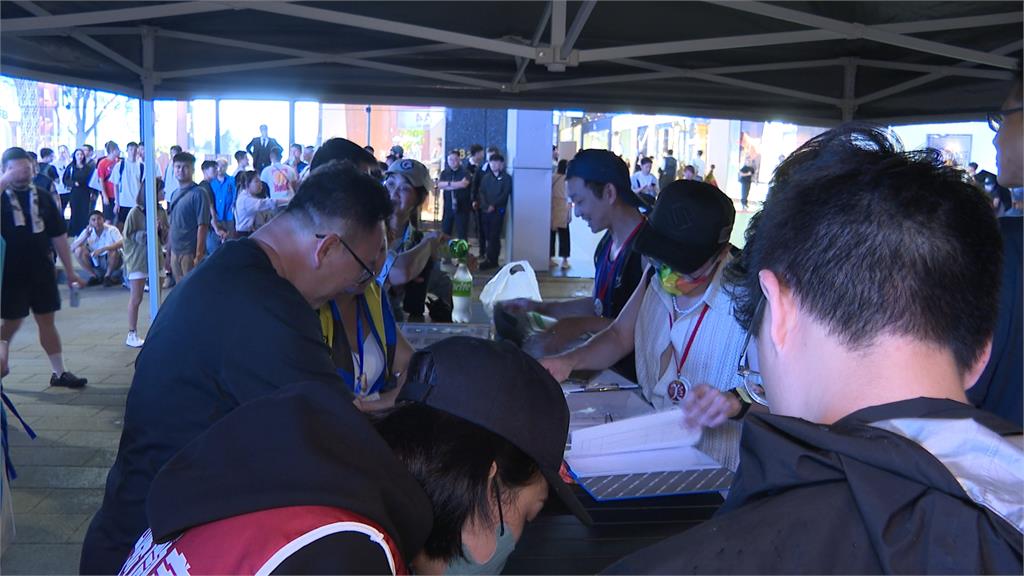 罷團打團體戰信義區辦活動　吸引年輕族群簽連署書