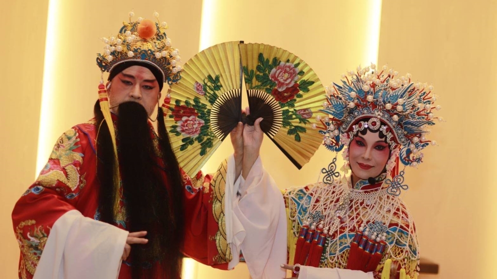 班鐵翔夫妻倆粉墨登場巧扮唐明皇與楊貴妃贏得滿堂采