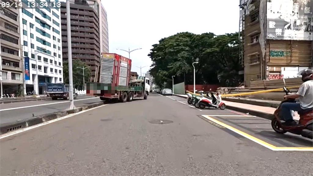 大貨車當越野車開？　竟輾過分隔島切換平面車道