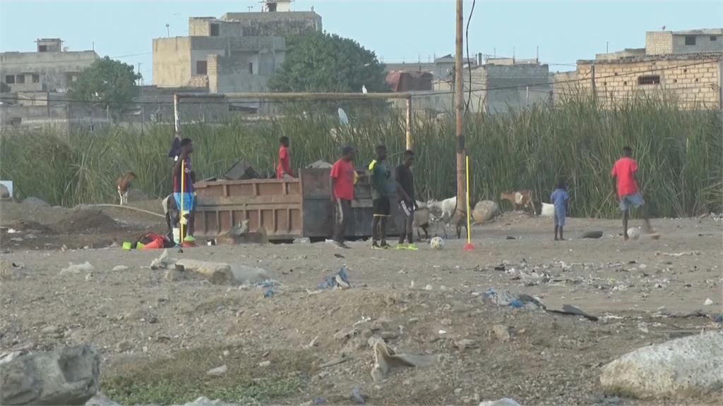 從垃圾球場踢進世足　塞內加爾孩童盼成足球英雄