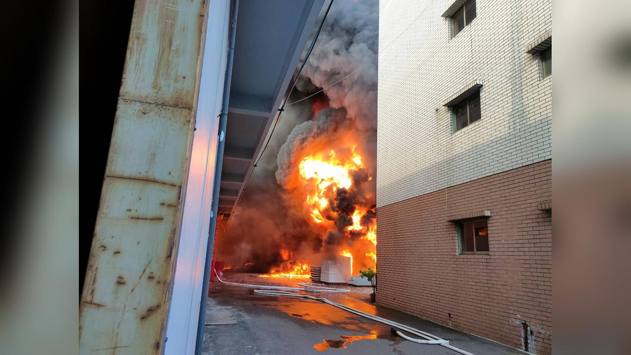 快新聞/高雄火警!大發工業區工廠全面燃燒 滾滾黑煙嚇壞民眾