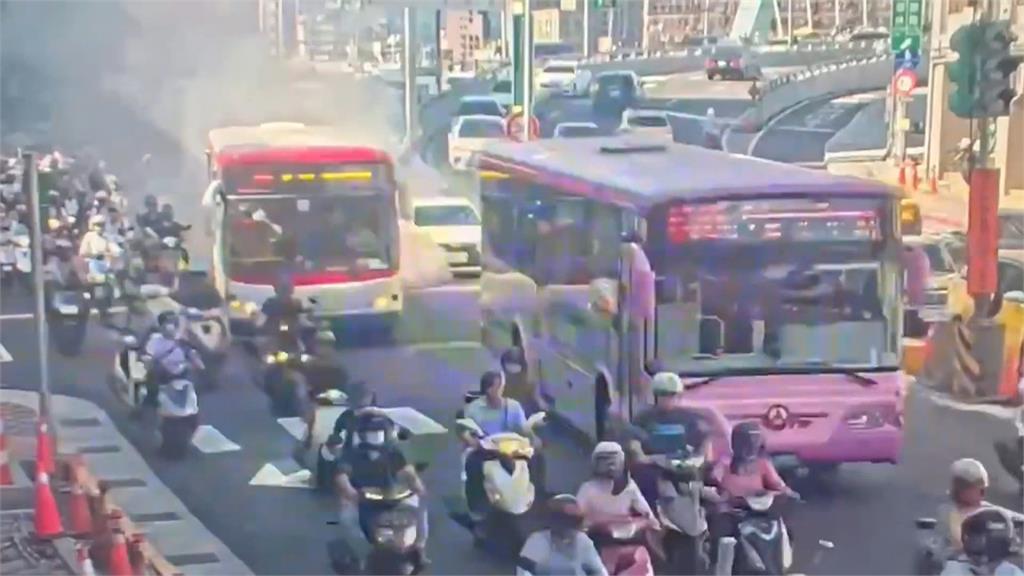 北市公車半路「狂竄白煙」畫面曝光　　乘客「怕爆炸」驚慌衝下車