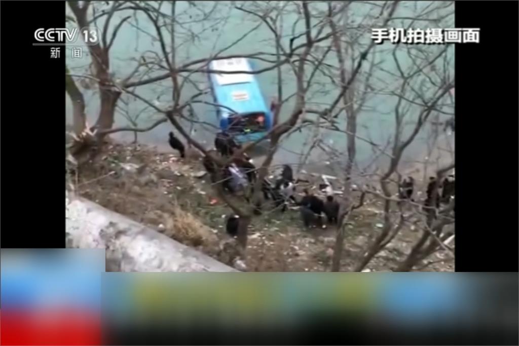 陝西公車意外墜江！駕駛、1乘客當場死亡