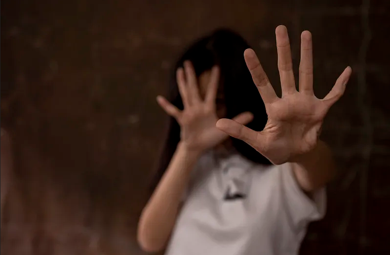 陽痿惡男立「性奴隸條款」欺弱智女　逼學狗爬筷子性侵「感謝主人」