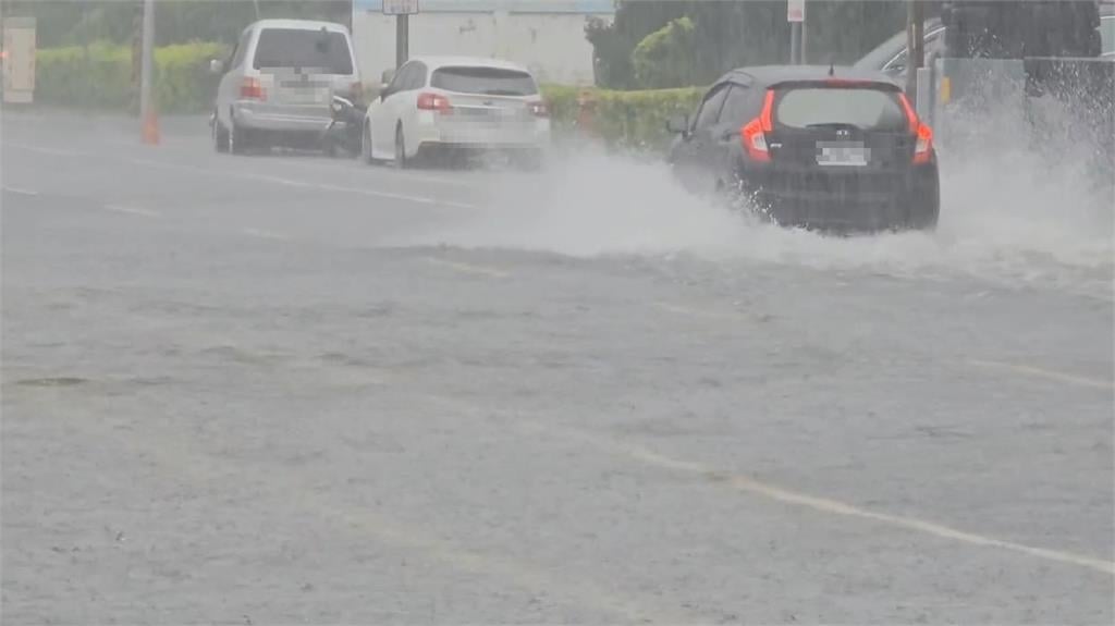 快新聞／8縣市豪大雨特報「大雷雨襲這3地」 雙北13區淹水警戒