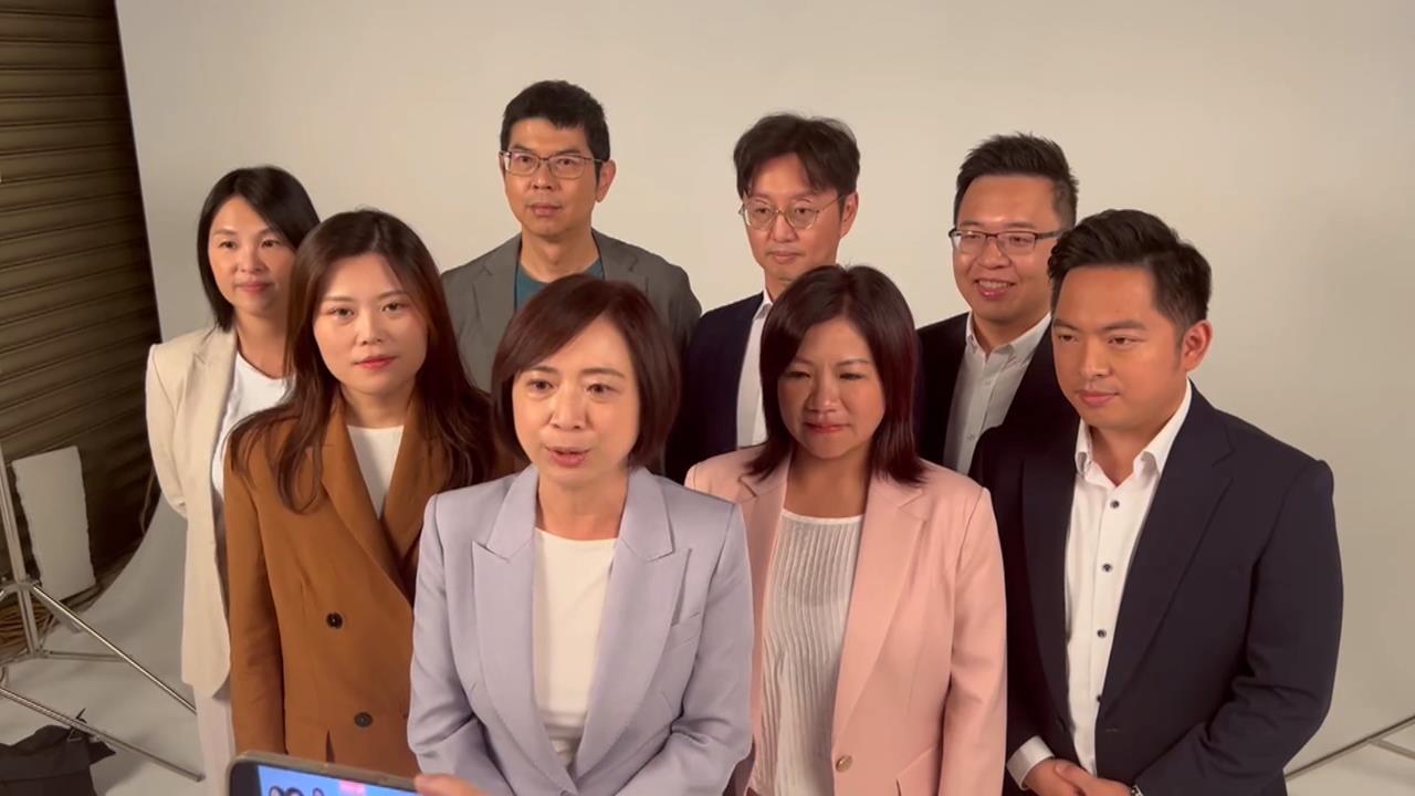 綠營台中隊集結！　何欣純合體議員小雞拍形象照