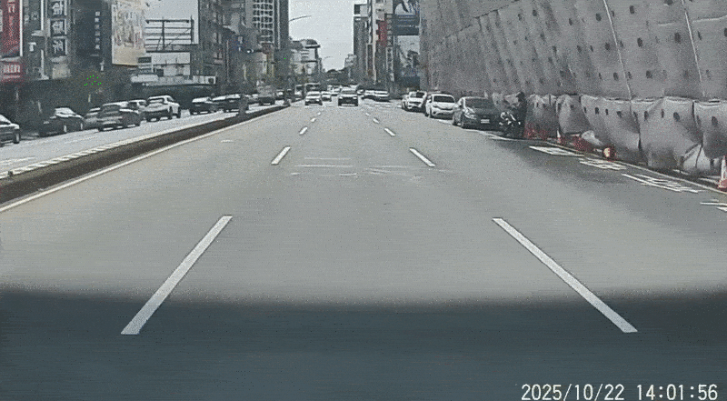 快新聞／強風肆虐！台中中央市場鷹架遭吹倒「橫跨五權路」　6車1騎士慘遭波及