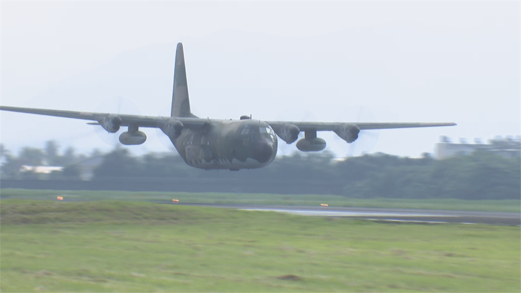 快新聞／空軍第六聯隊獲表揚 C-130等機隊秀空中戰術
