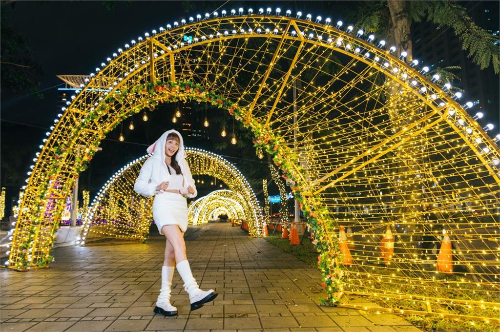 濃厚耶誕氛圍遍灑周邊 璀璨絢麗廊道奇幻登場