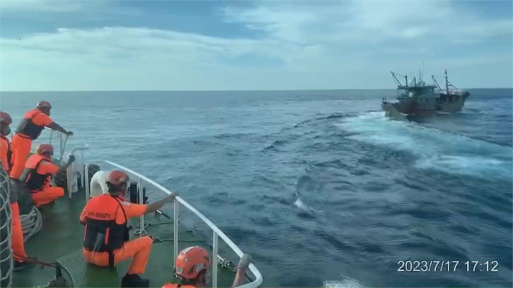 2中國船越界作業　海巡攔截上百公斤漁獲、20噸冷凍牛雜