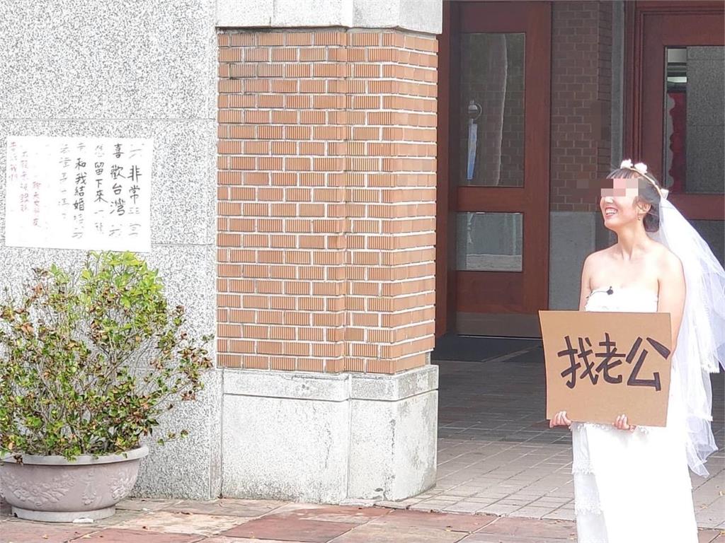 想留在台灣！中國交換生穿婚紗「台大舉牌找老公」　網有大讚：勇敢追愛