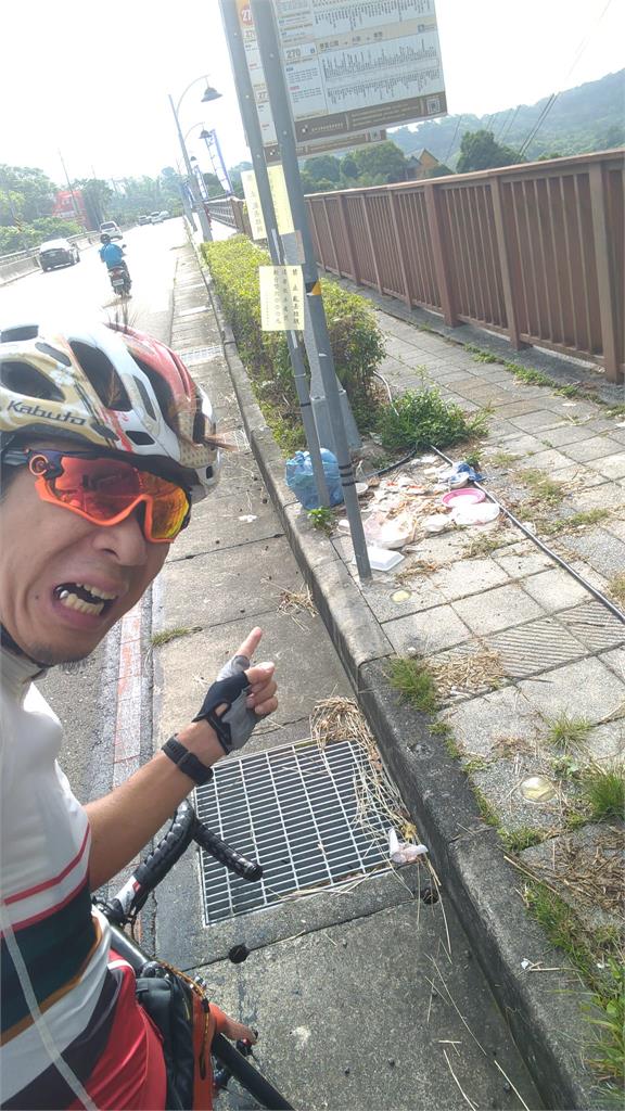 台中公車站堆滿垃圾！日本作家PO照「願幫善後」　網怒：丟臉丟到日本