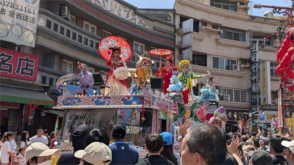 快新聞／「北港迎媽祖」登場　真人藝閣遊行超吸睛！遊客嗨撿糖果