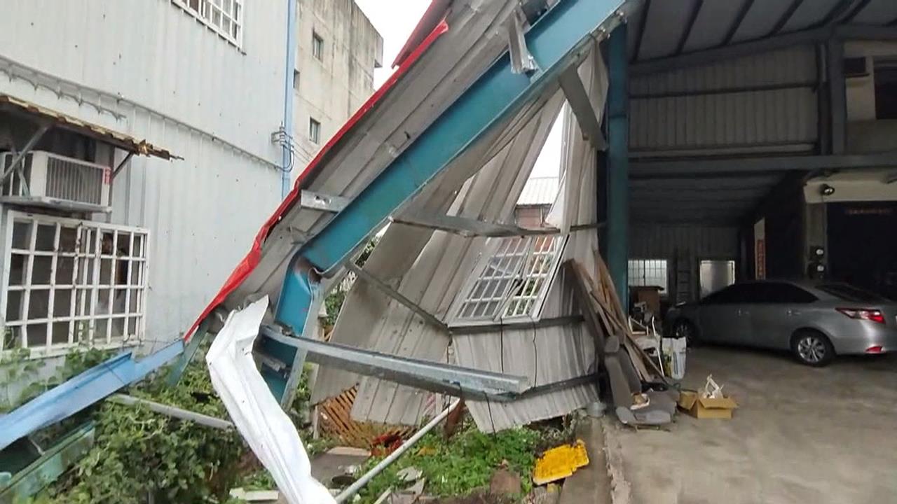 驚險！　小貨車失控衝撞3車輛.2民宅　駕駛一度受困　幸無生命危險