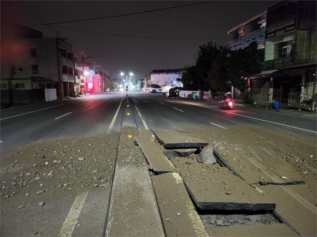 快新聞／彰化田中夜間馬路氣爆　煙霧彌漫土石散落畫面曝光