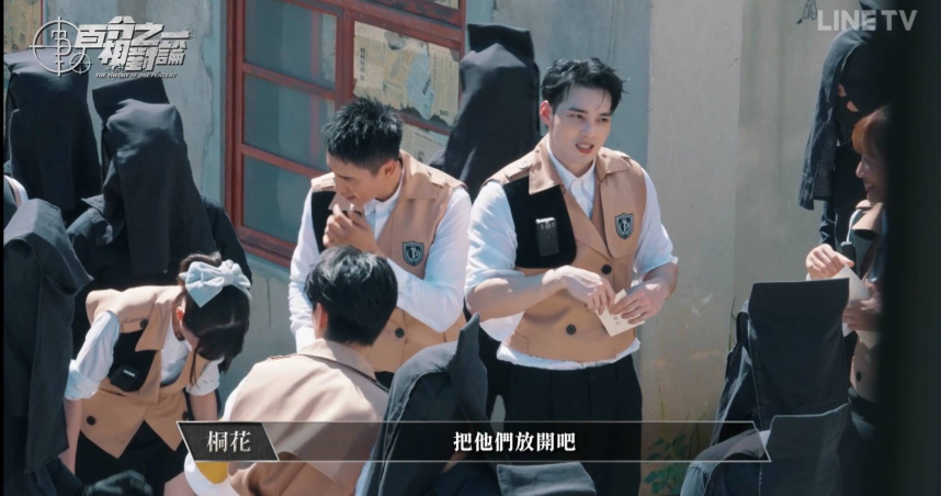 黃偉晉實境秀遭黑衣人突襲　「用臉接道具」翻滾慘摔