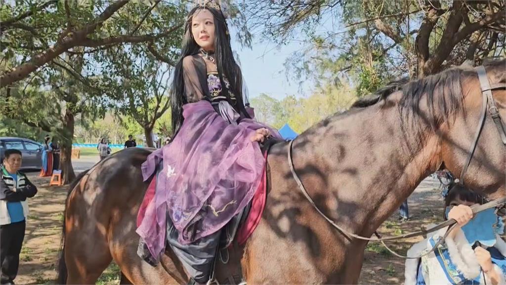 掀起漢服風潮！台南「馬上花朝節」　穿漢服騎馬體驗當古人