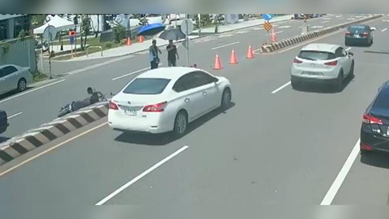 揪甘心！機車切西瓜遭撞2人彈飛　熱心民眾「組傘牆」馳援