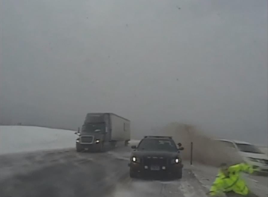 美國多地暴雨暴雪　車子打滑公路警察險被撞
