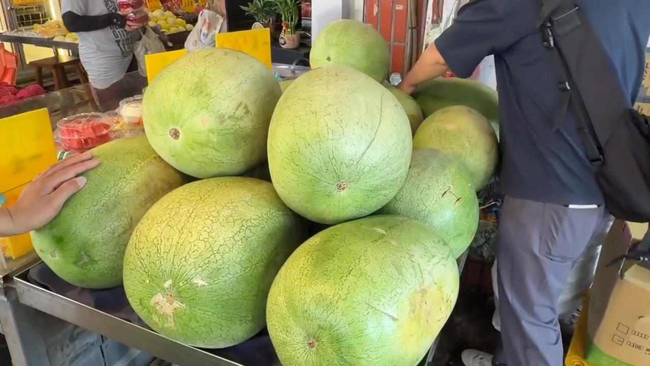 安全帽男直接進店抱走大西瓜　店家傻眼追出來不及