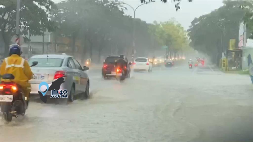 暴雨襲高雄積水深 騎車涉水如水上摩托車