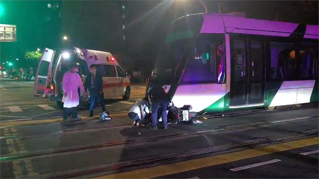 疑未注意號誌 機車撞輕軌騎士輕傷