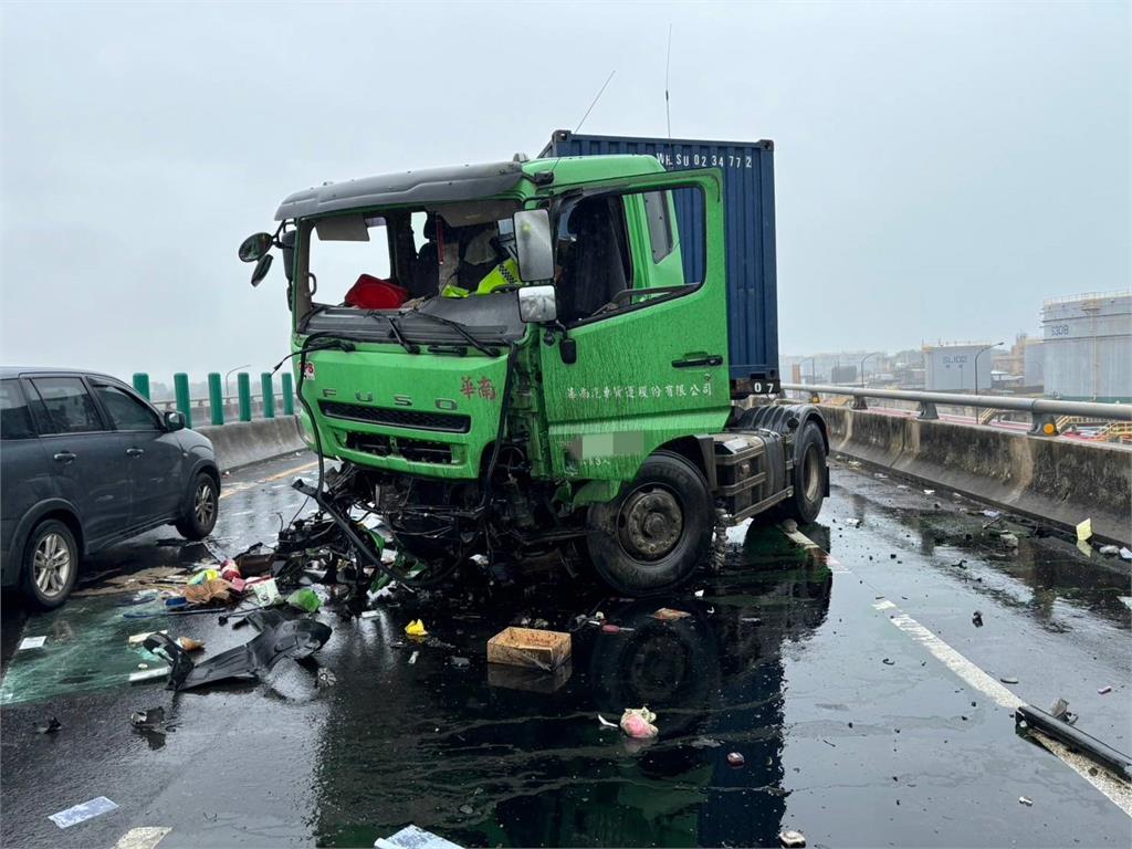 台61嚴重車禍！駕駛自撞護欄拋飛墜平面道路喪命
