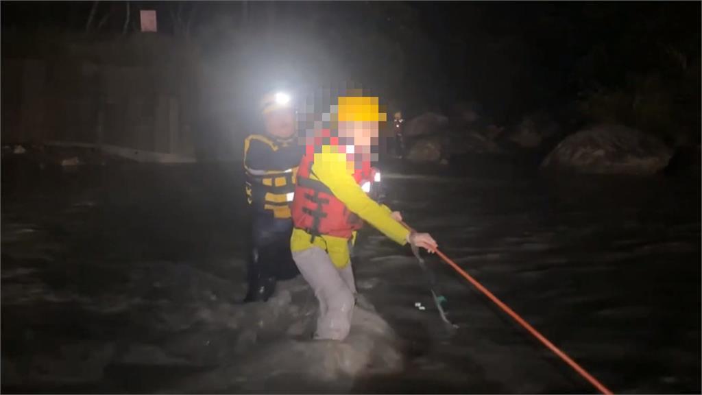 暴雨釀花蓮八里灣山區溪水暴漲　23人一度受困
