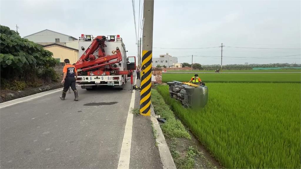 疑低血糖頭暈！　小貨車失控摔進田駕駛一度受困