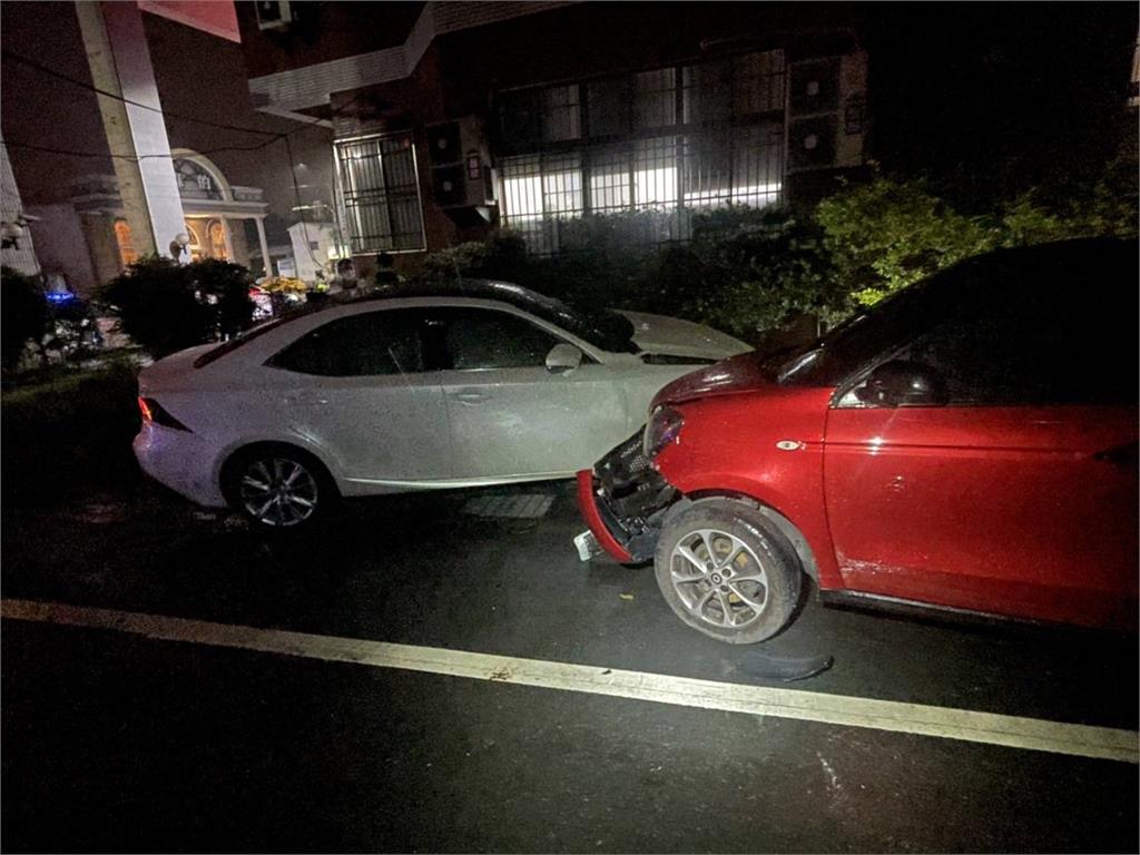 快新聞／台南轎車躲避警方攔查　撞爛路邊3輛車卡派出所花圃