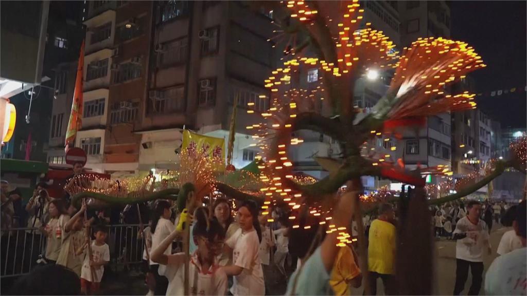 香港「大坑舞火龍」盛大登場　百年巨龍一連三日夜空飛舞
