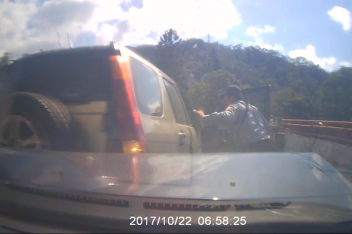 毒蟲拒檢倒車衝撞 悍警一秒把人拖下車