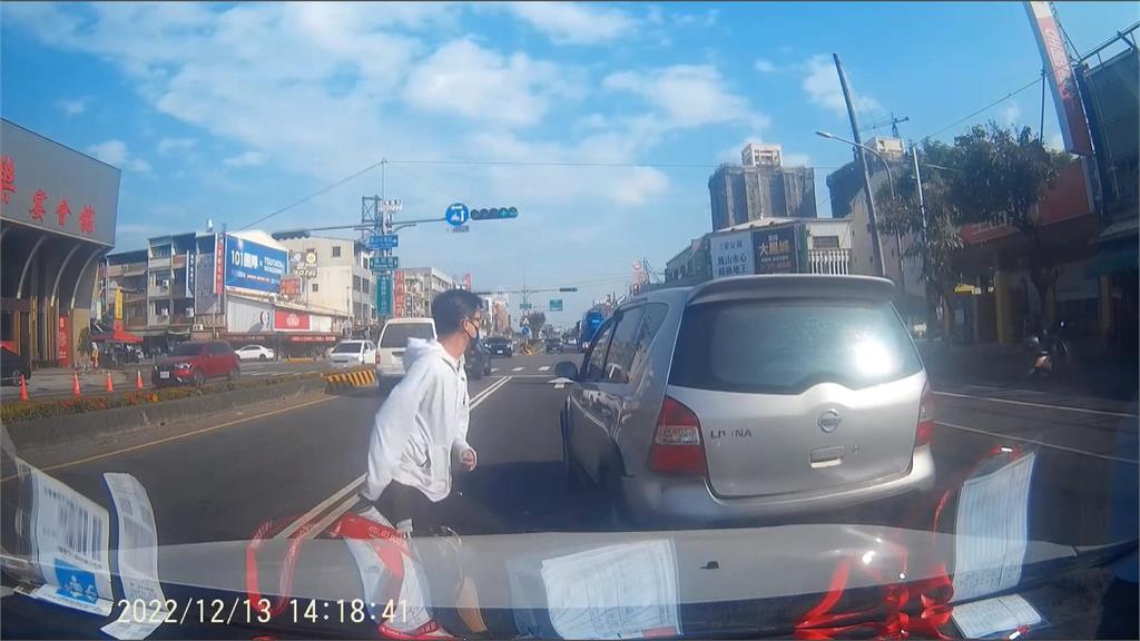 發生車禍車子開溜? 駕駛沒拉手煞車超糗