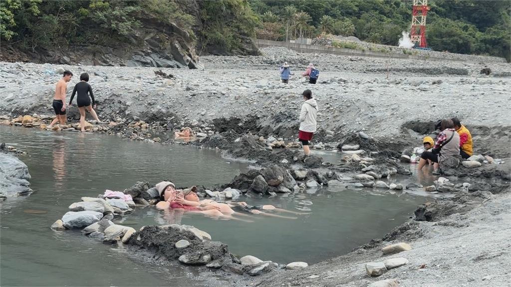 抗寒！台東金崙野溪溫泉夯　DIY「專屬泡湯池」