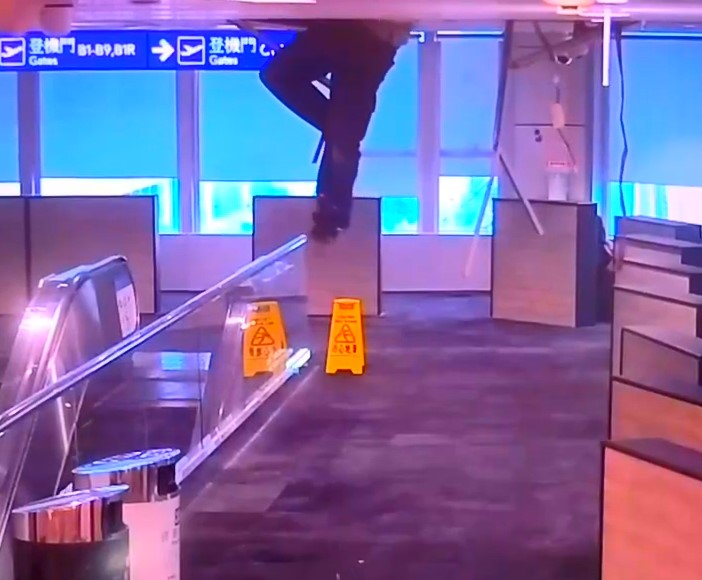 桃機二航廈旅客休息區「天花板掉落」　工人掛半空中掙扎