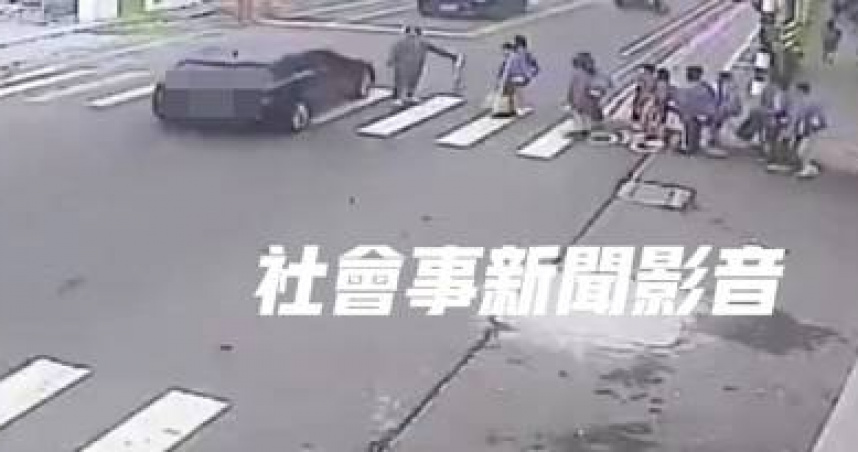 屏東駕駛無視學童過馬路！輕踩煞車後猛衝　導護老師驚險攔下