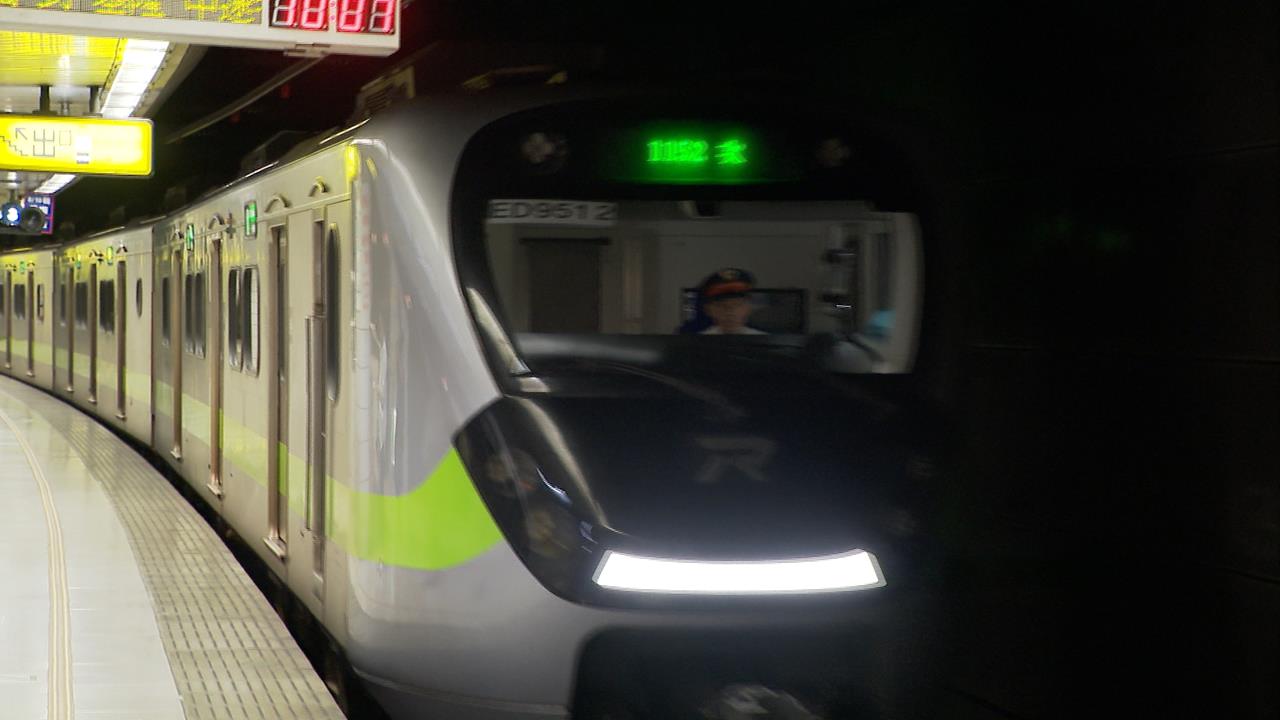 搭台鐵區間車坐到「這東西」　男痛到跳起來！警調監視器追人