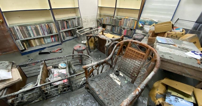 花蓮光復書店遭淹　60歲老闆拄拐杖救家園：真的很感謝志工