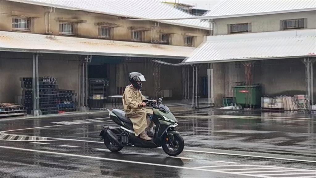彰化機車下鄉考照遇下雨！　考生穿雨衣應試、過關率不到一半
