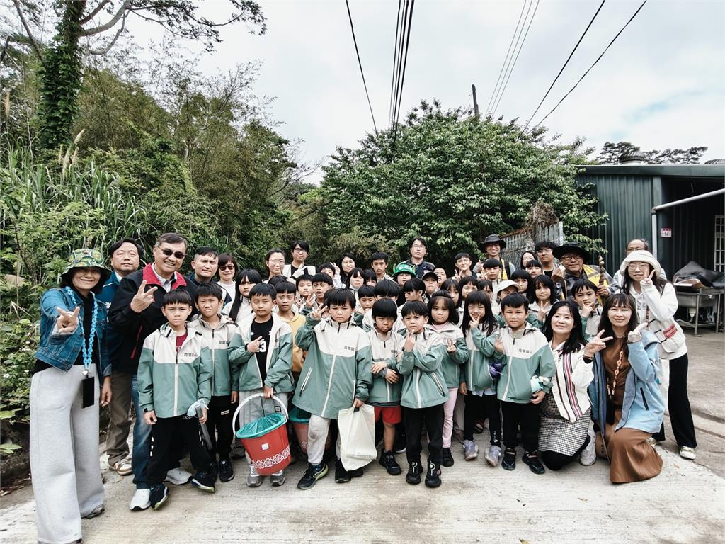 霞雲國小課程融入防災教育　學童彩繪擋土牆畫出家鄉文化