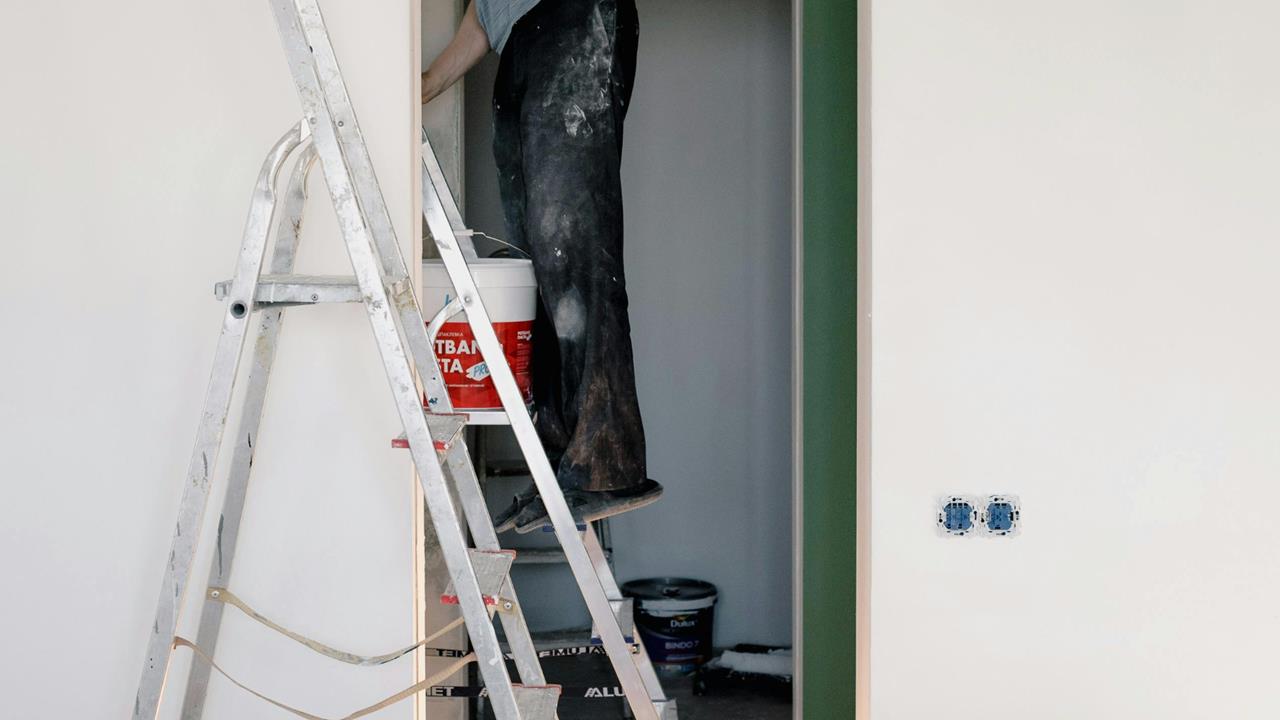 高雄68歲變態水電工「硬上鄰家人妻」！開價要求做2件事…夫怒砸他家天公爐