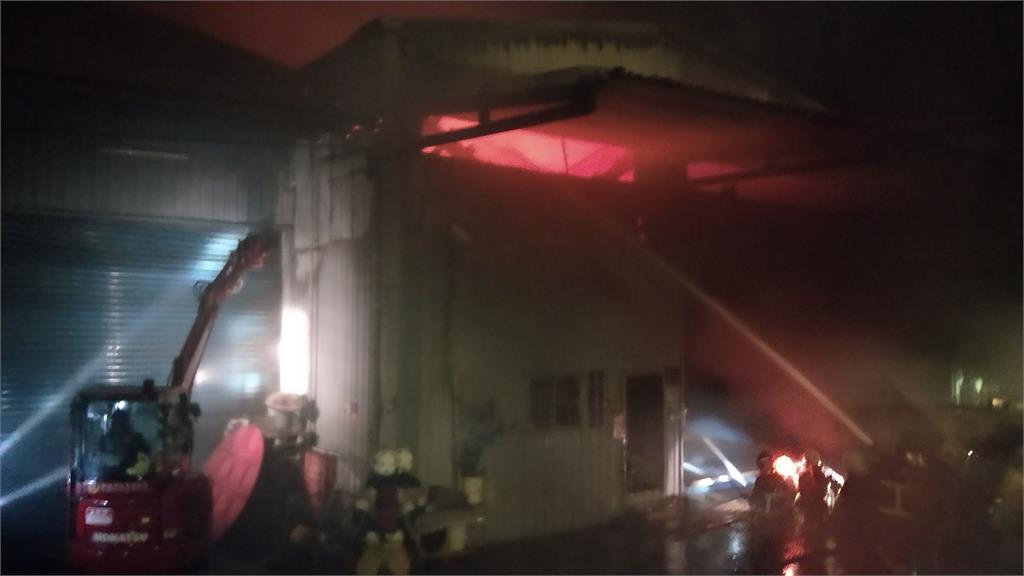 影／板橋鐵皮工廠火勢延燒 警消出動237人灌救